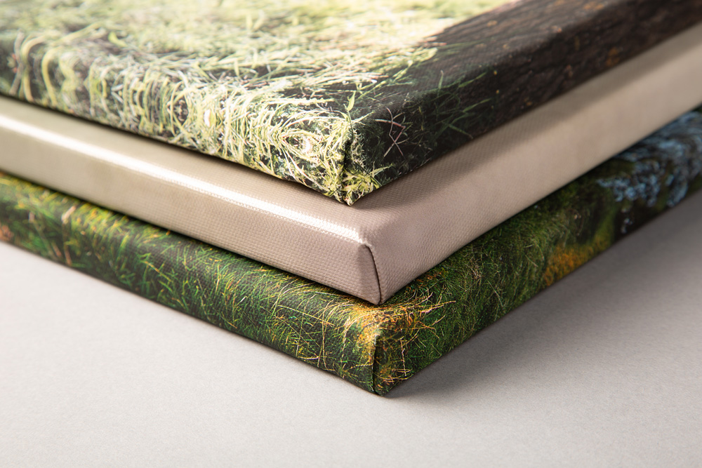 Der Druck auf Leinwand wird geschnitten