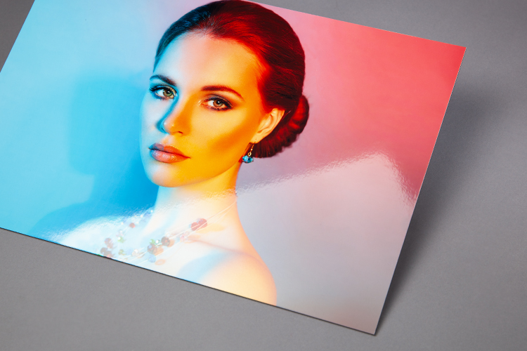 Der Druck auf Leinwand wird geschnitten