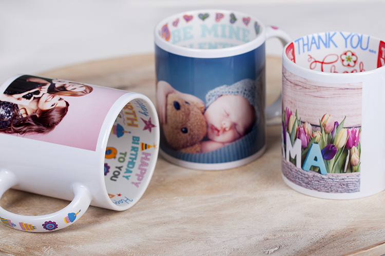 Der Druck auf Leinwand wird geschnitten