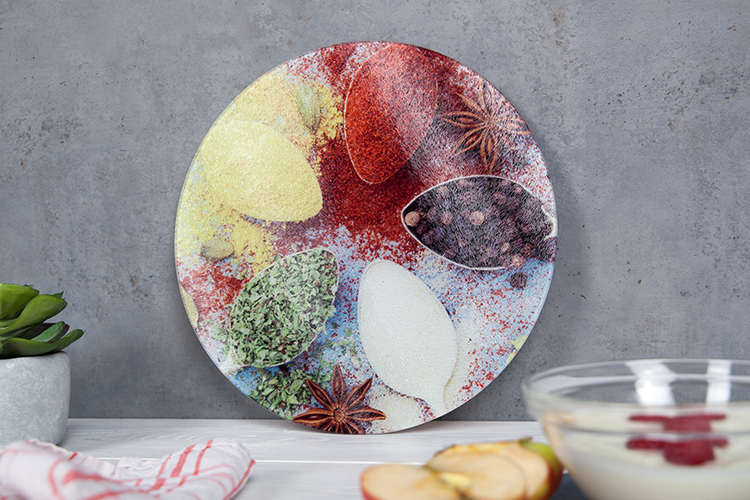 Der Druck auf Leinwand wird geschnitten