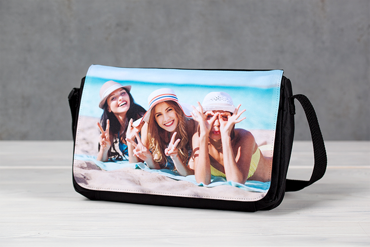 Der Druck auf Leinwand wird geschnitten