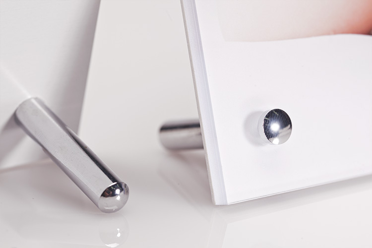 Fotoaufsteller aus Acrylglas mit verchromten Füßen