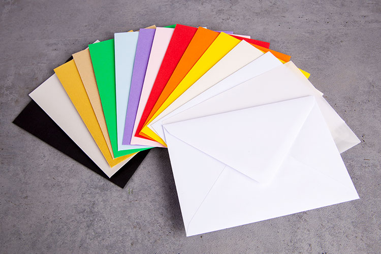 Der Druck auf Leinwand wird geschnitten